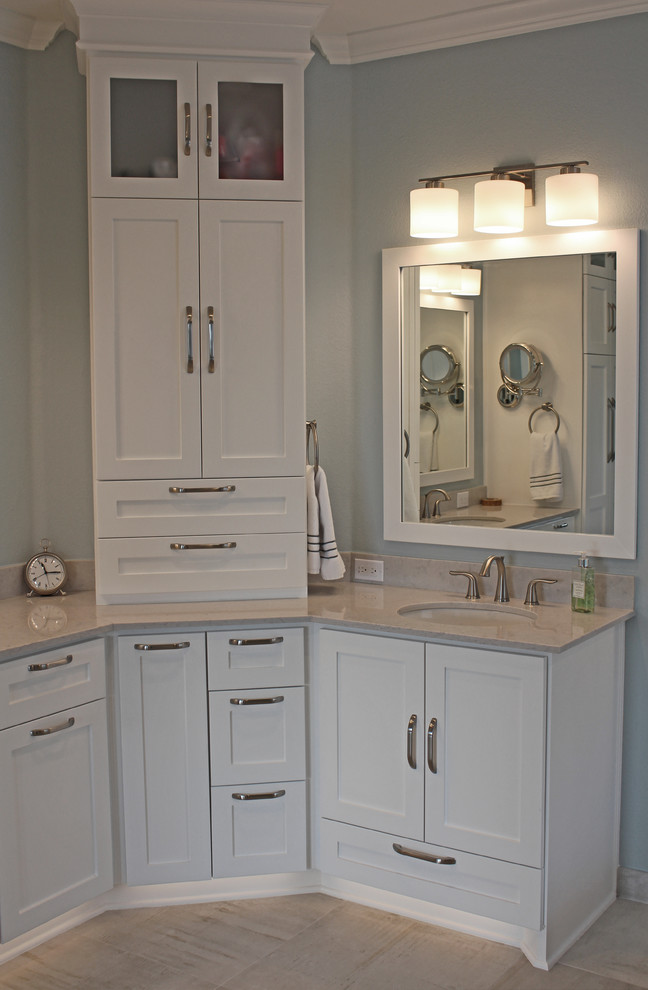 Пример оригинального дизайна: большая главная ванная комната в стиле неоклассика (современная классика) с фасадами в стиле шейкер, белыми фасадами, столешницей из искусственного кварца, бежевой плиткой, керамогранитной плиткой, накладной ванной, душем в нише, врезной раковиной, синими стенами, полом из керамогранита, бежевым полом, душем с распашными дверями, бежевой столешницей и раздельным унитазом