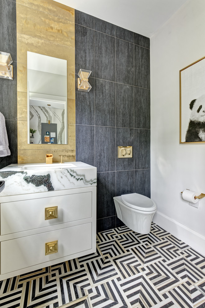Inspiration för mellanstora klassiska vitt badrum med dusch, med vita skåp, en vägghängd toalettstol, svart kakel, grå kakel, porslinskakel, vita väggar, mosaikgolv, ett undermonterad handfat, marmorbänkskiva, flerfärgat golv och släta luckor