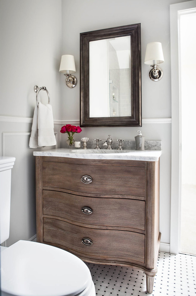 Inredning av ett klassiskt litet en-suite badrum, med marmorbänkskiva, grå kakel, grå väggar, marmorgolv, mosaik, skåp i mörkt trä och släta luckor