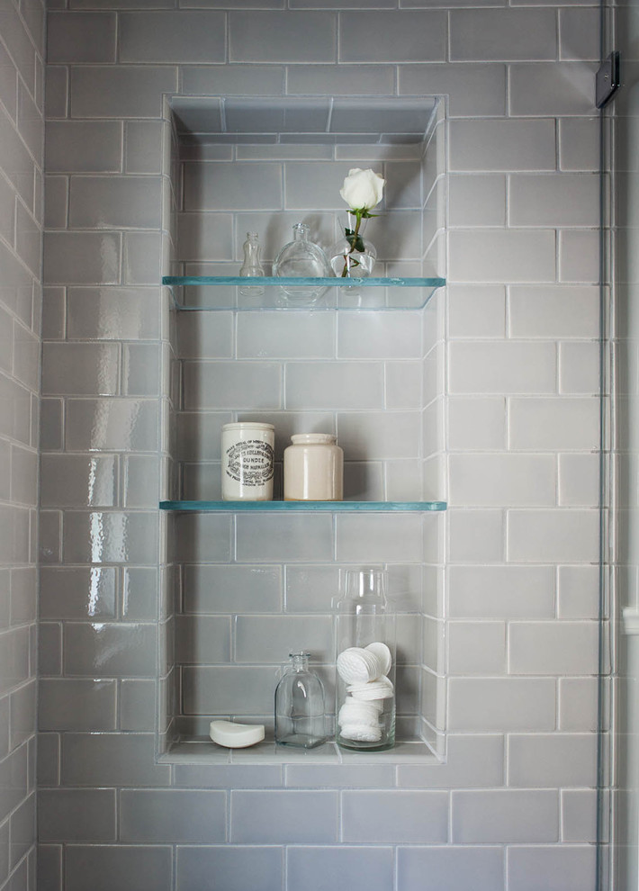 Immagine di una piccola stanza da bagno chic con top in marmo, doccia alcova, piastrelle grigie, piastrelle diamantate, pareti grigie e pavimento in marmo