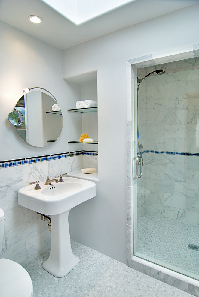 Idéer för mellanstora vintage badrum med dusch, med ett piedestal handfat, en dusch i en alkov, en toalettstol med hel cisternkåpa, vit kakel, stenkakel, vita väggar och mosaikgolv