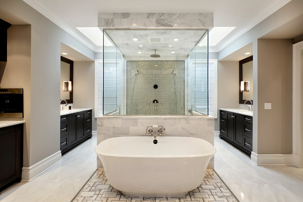 На фото: главная ванная комната в стиле неоклассика (современная классика) с фасадами в стиле шейкер, черными фасадами, отдельно стоящей ванной, серой плиткой, серыми стенами и душем с распашными дверями с