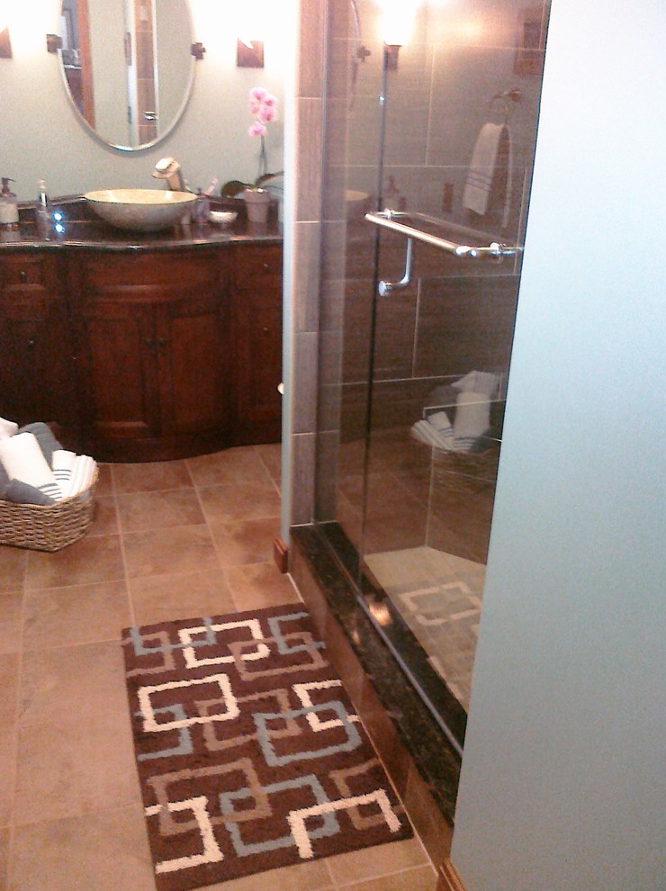 クリーブランドにあるトラディショナルスタイルのおしゃれな浴室の写真