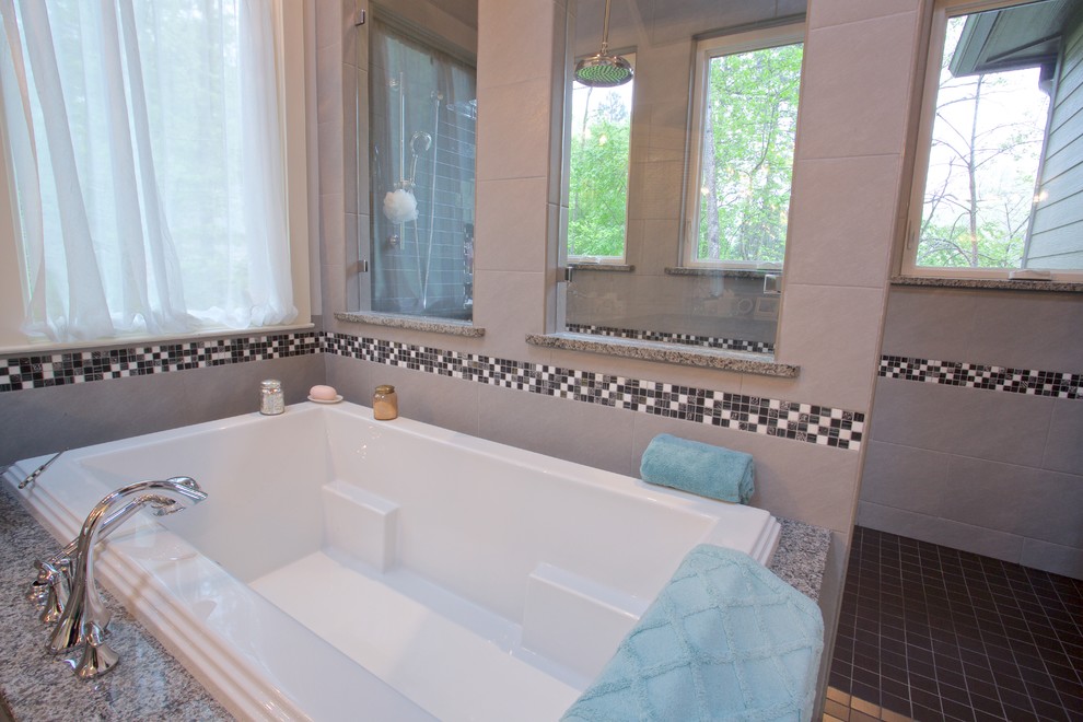 Foto di un'ampia stanza da bagno padronale chic con vasca ad angolo, doccia aperta, piastrelle beige, piastrelle in ceramica, pareti beige e pavimento con piastrelle in ceramica