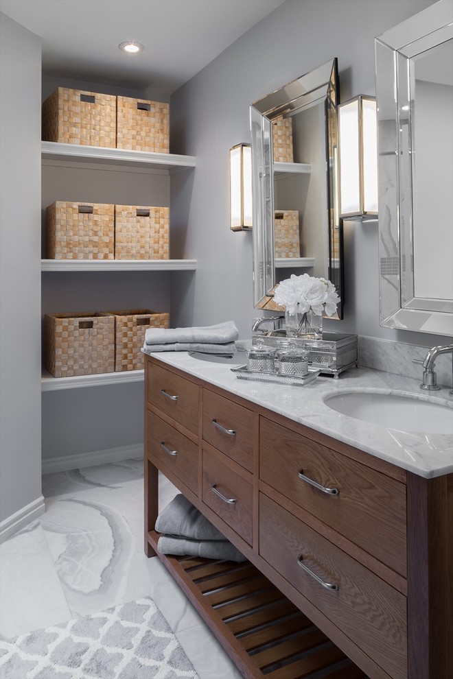 トロントにあるトランジショナルスタイルのおしゃれな浴室 (アンダーカウンター洗面器、濃色木目調キャビネット、グレーの壁、フラットパネル扉のキャビネット) の写真