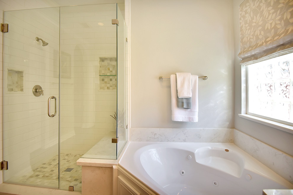 Inredning av ett klassiskt mellanstort vit vitt en-suite badrum, med luckor med upphöjd panel, vita skåp, ett hörnbadkar, en dusch i en alkov, vit kakel, keramikplattor, grå väggar, mörkt trägolv, ett undermonterad handfat, bänkskiva i kvarts, brunt golv och dusch med gångjärnsdörr