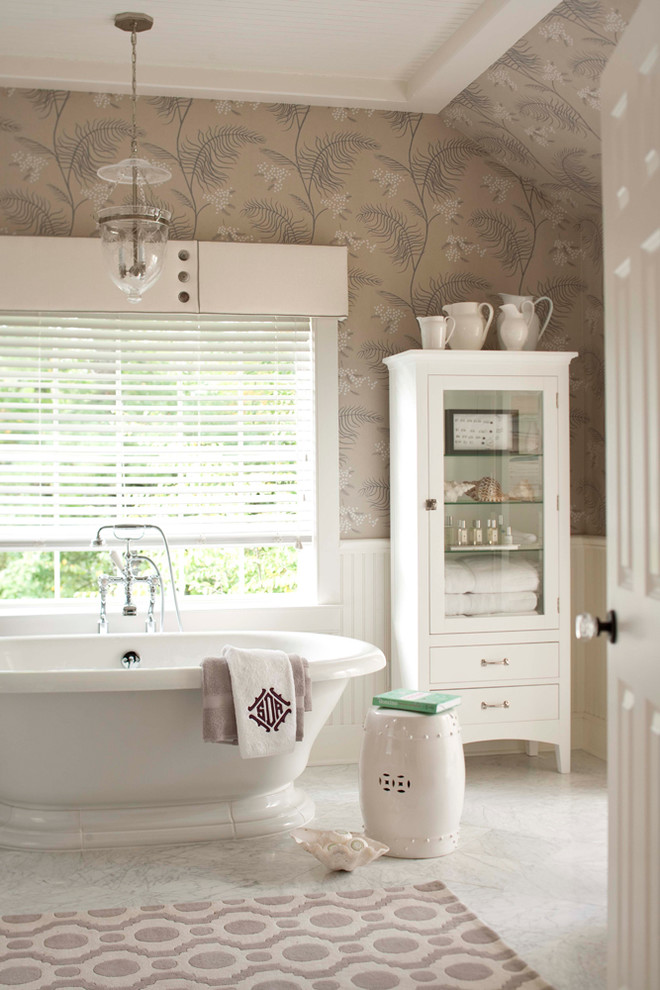 Свежая идея для дизайна: ванная комната в стиле неоклассика (современная классика) с отдельно стоящей ванной и окном - отличное фото интерьера