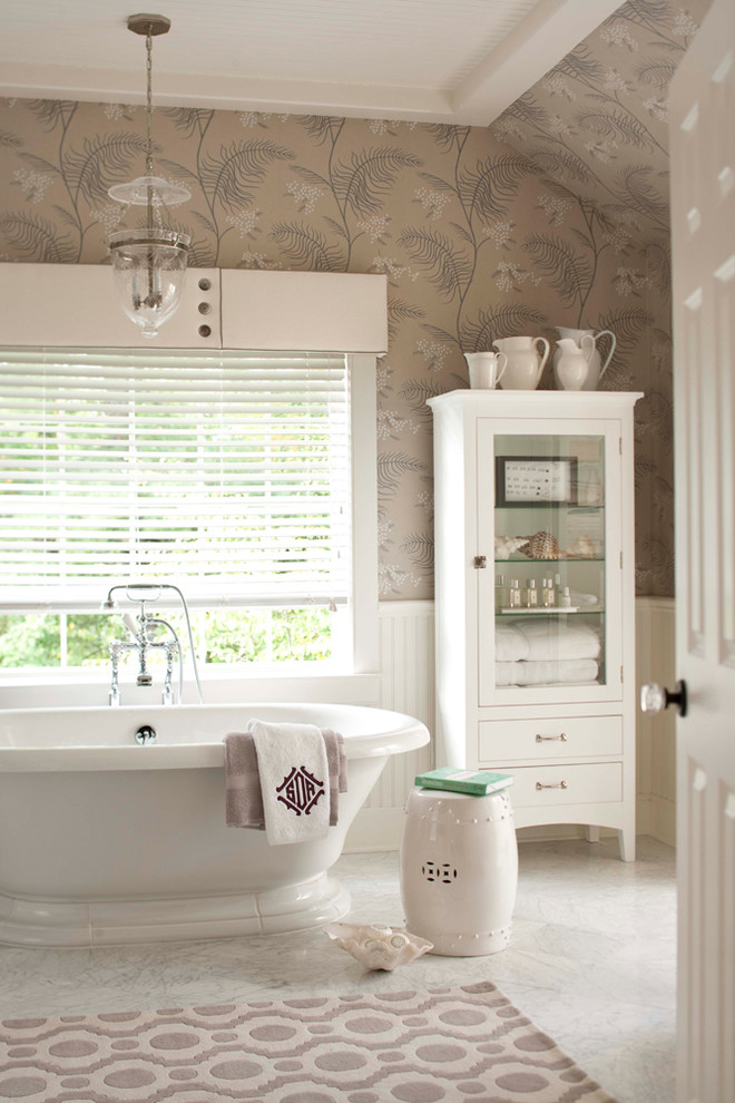 Idée de décoration pour une salle de bain tradition avec une baignoire indépendante et une fenêtre.