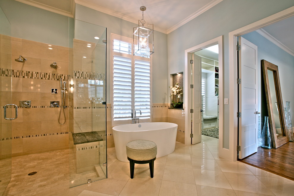 Diseño de cuarto de baño clásico renovado con bañera exenta y ventanas