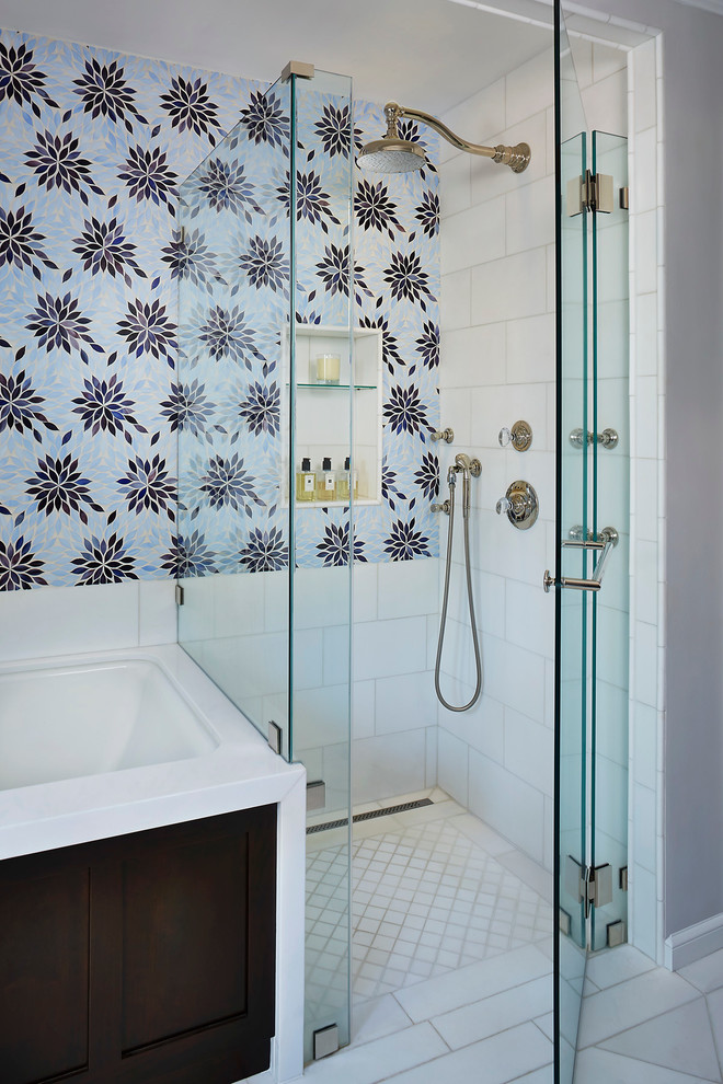 Aménagement d'une salle de bain classique avec mosaïque, une baignoire encastrée, une douche d'angle et un carrelage multicolore.