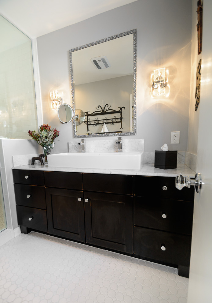 Inredning av ett klassiskt mellanstort badrum, med svarta skåp, en öppen dusch, en toalettstol med hel cisternkåpa, mosaik, vita väggar, mosaikgolv, ett avlångt handfat och vit kakel