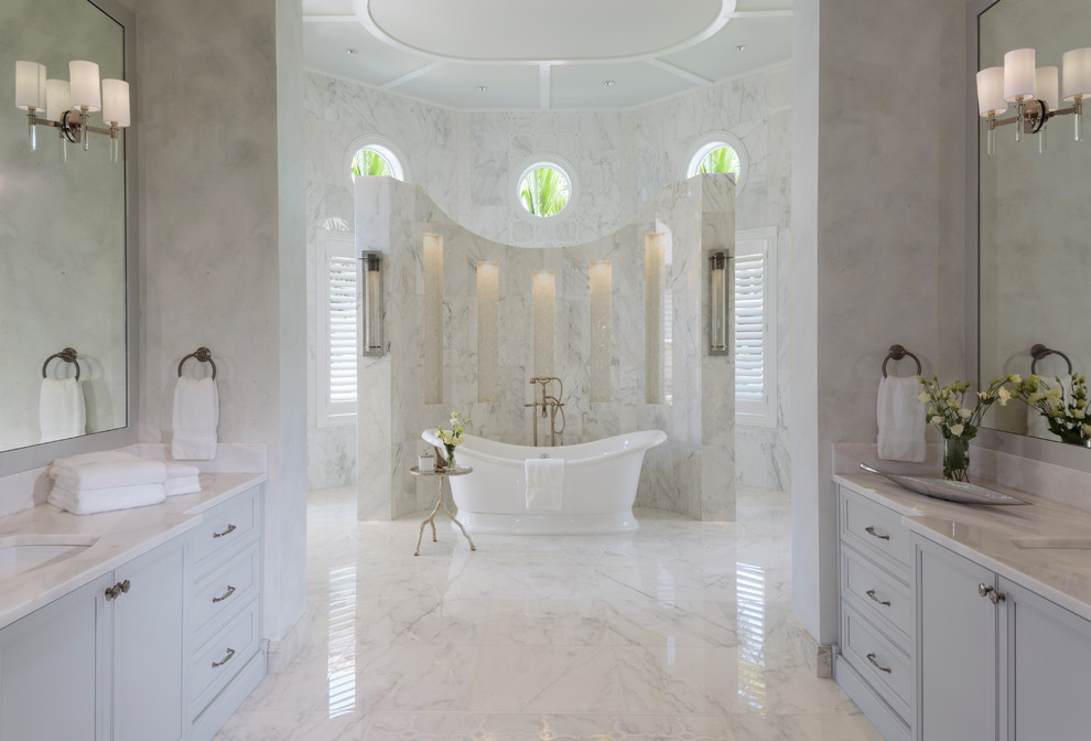 Idéer för vintage grått en-suite badrum, med skåp i shakerstil, blå skåp, ett fristående badkar, grå kakel, grå väggar, ett undermonterad handfat och grått golv
