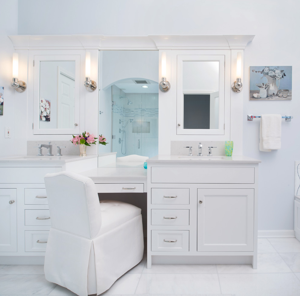 Идея дизайна: большая ванная комната в стиле неоклассика (современная классика) с столешницей из искусственного кварца, врезной раковиной, фасадами с утопленной филенкой, белыми фасадами и серыми стенами