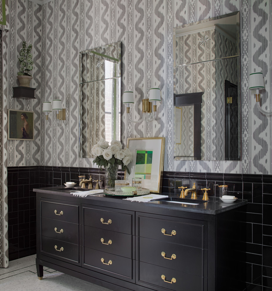 Immagine di una stanza da bagno classica con top in quarzo composito, ante nere, piastrelle nere, pavimento con piastrelle a mosaico, lavabo sottopiano, pavimento bianco e ante lisce