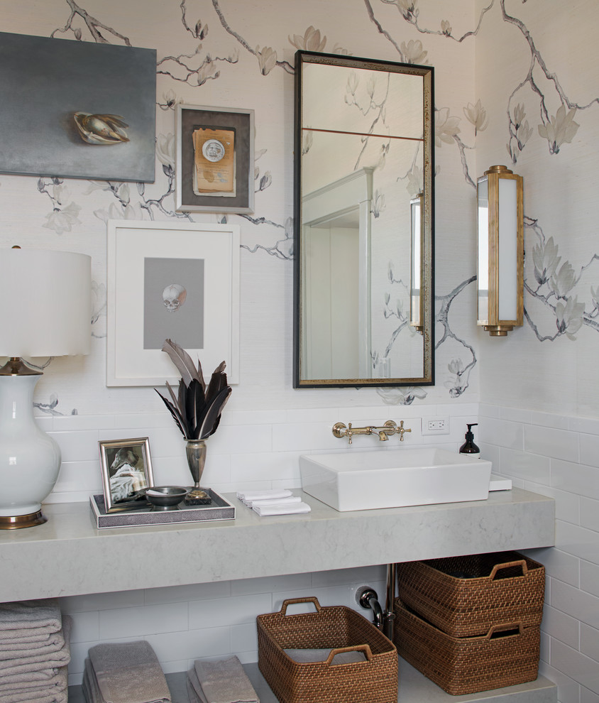На фото: ванная комната в стиле неоклассика (современная классика) с столешницей из искусственного кварца и настольной раковиной с