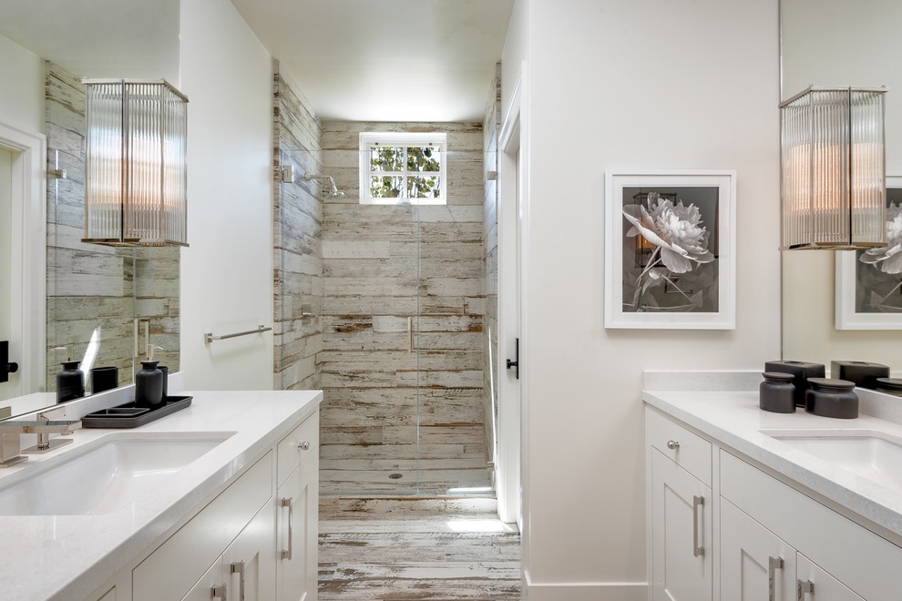 Foto på ett stort vintage vit badrum med dusch, med vita skåp, ett undermonterad handfat, flerfärgat golv, dusch med gångjärnsdörr, skåp i shakerstil, en kantlös dusch, brun kakel, grå kakel, vita väggar, målat trägolv och bänkskiva i kvartsit