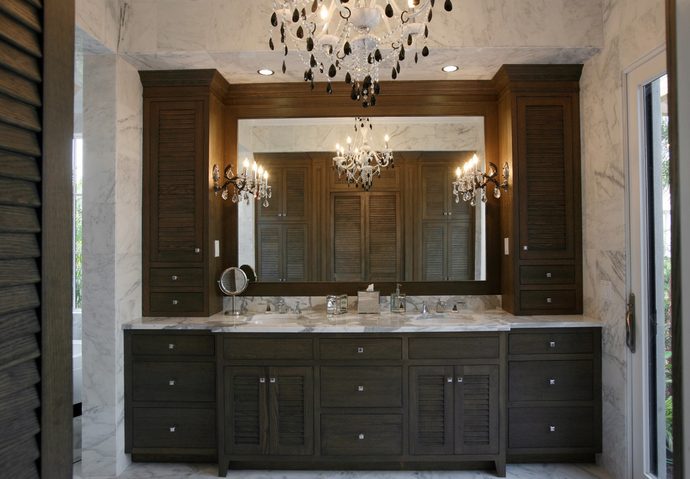 Пример оригинального дизайна: ванная комната в классическом стиле с темными деревянными фасадами