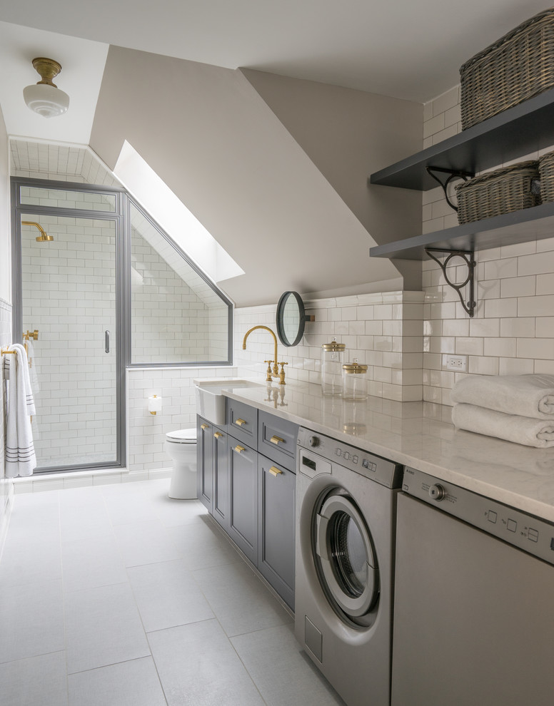 Klassisches Duschbad mit Kassettenfronten, blauen Schränken, Duschnische, Falttür-Duschabtrennung und Wäscheaufbewahrung in Boston