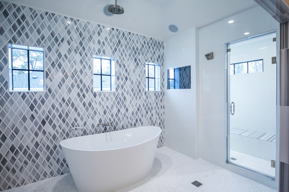 Свежая идея для дизайна: главная ванная комната в стиле неоклассика (современная классика) с отдельно стоящей ванной и полом из мозаичной плитки - отличное фото интерьера