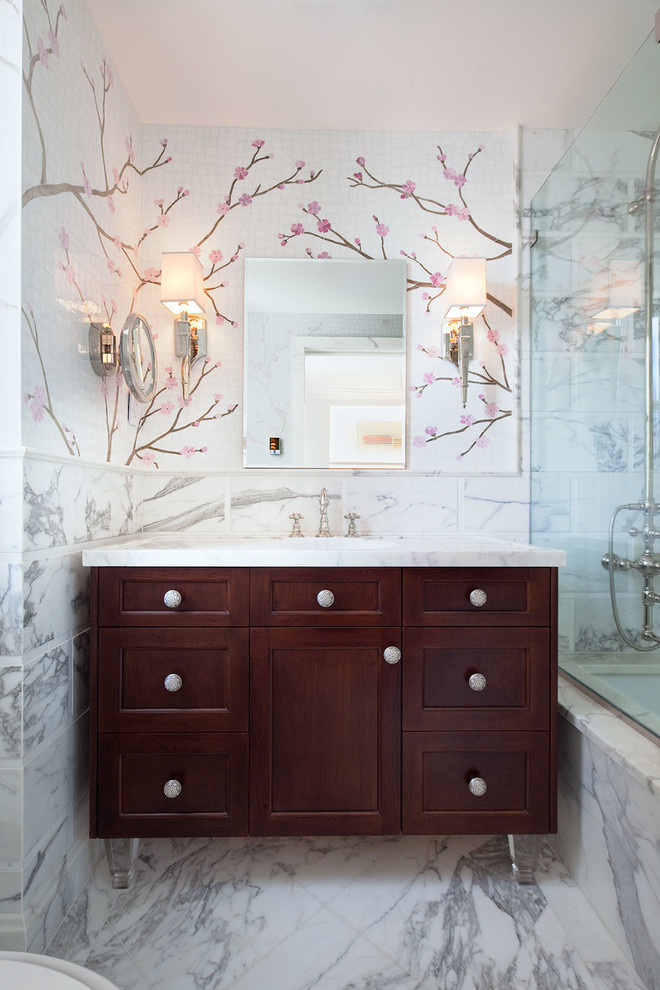 Пример оригинального дизайна: главная ванная комната в стиле неоклассика (современная классика) с темными деревянными фасадами, разноцветной плиткой, стеклянной плиткой, белыми стенами и мраморным полом