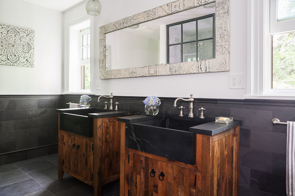 Пример оригинального дизайна: ванная комната в стиле неоклассика (современная классика) с фасадами цвета дерева среднего тона, серой плиткой, врезной раковиной, белыми стенами, окном и плоскими фасадами