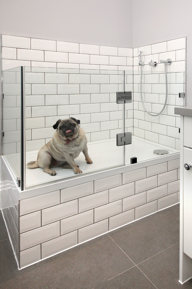 Пример оригинального дизайна: ванная комната в стиле неоклассика (современная классика) с белой плиткой, плиткой кабанчик и серыми стенами