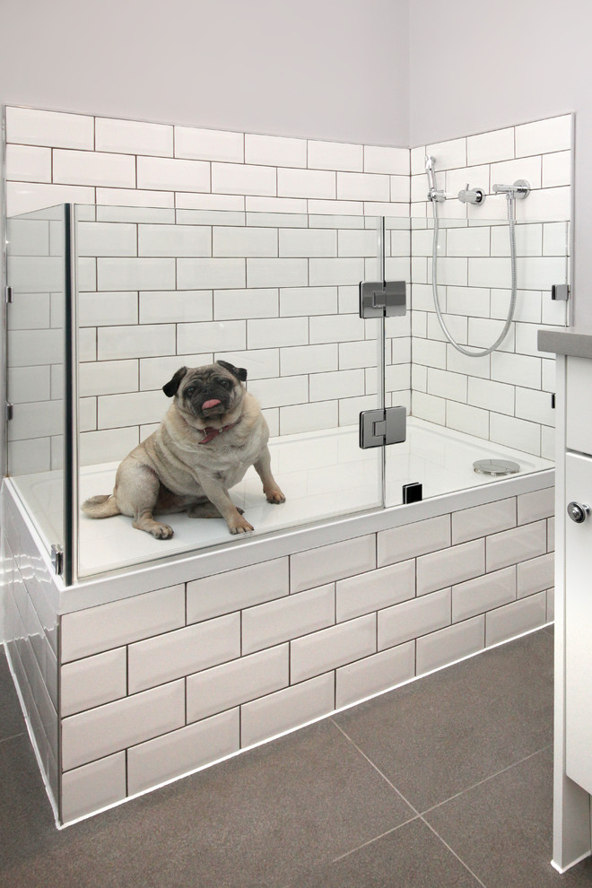 Cette image montre une salle de bain traditionnelle avec un carrelage blanc, un carrelage métro et un mur gris.