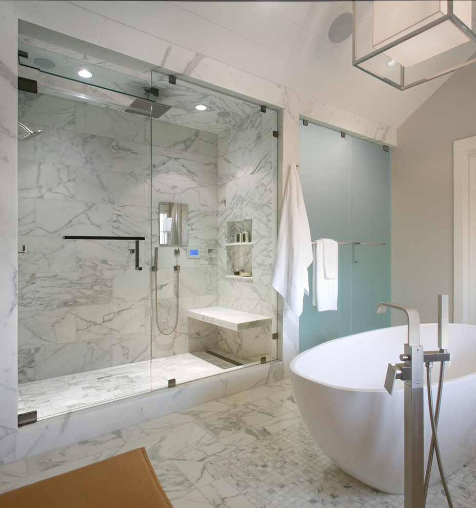 Inspiration för klassiska en-suite badrum, med ett undermonterad handfat, ett fristående badkar, en dusch i en alkov, vit kakel, stenkakel, grå väggar och marmorgolv