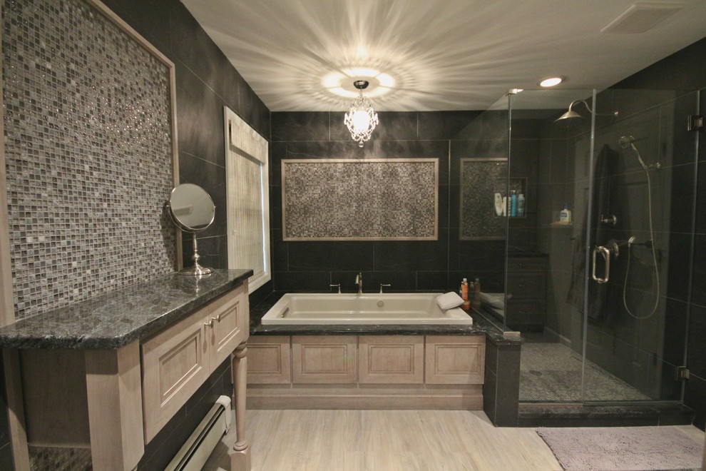 На фото: большая главная ванная комната в стиле неоклассика (современная классика) с фасадами с утопленной филенкой, светлыми деревянными фасадами, угловой ванной, угловым душем, унитазом-моноблоком, разноцветной плиткой, керамической плиткой, черными стенами, врезной раковиной и мраморной столешницей с