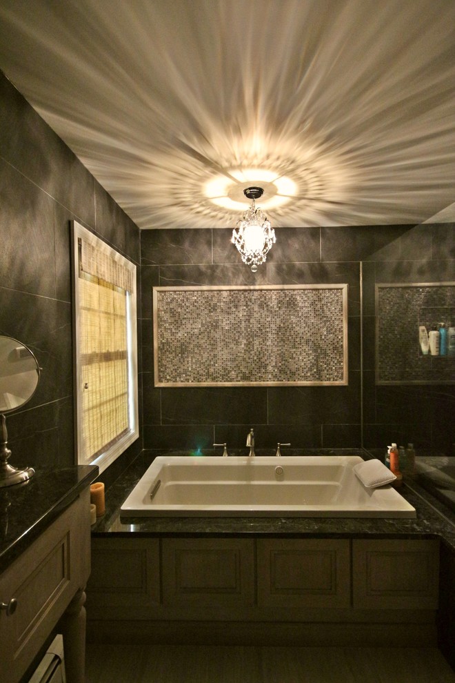 Idéer för ett stort klassiskt en-suite badrum, med luckor med infälld panel, skåp i ljust trä, ett hörnbadkar, en hörndusch, en toalettstol med hel cisternkåpa, flerfärgad kakel, keramikplattor, svarta väggar, ett undermonterad handfat och marmorbänkskiva