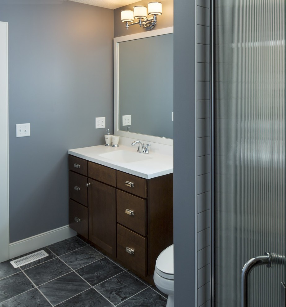 Réalisation d'une petite salle de bain tradition en bois foncé avec un lavabo posé, un placard à porte plane, un plan de toilette en marbre, WC à poser, un carrelage gris, des carreaux de céramique, un mur bleu et un sol en carrelage de céramique.