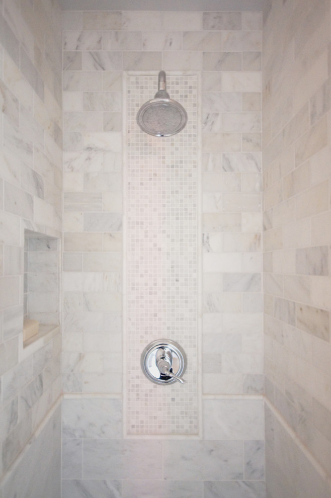 Bild på ett vintage badrum, med en dusch i en alkov, vit kakel, grå väggar och marmorgolv