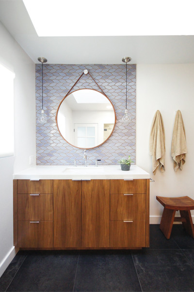 Idee per una stanza da bagno con doccia tradizionale di medie dimensioni con ante lisce, ante in legno scuro, piastrelle blu, pareti bianche, lavabo integrato, top in quarzite, pavimento in ardesia e pavimento grigio