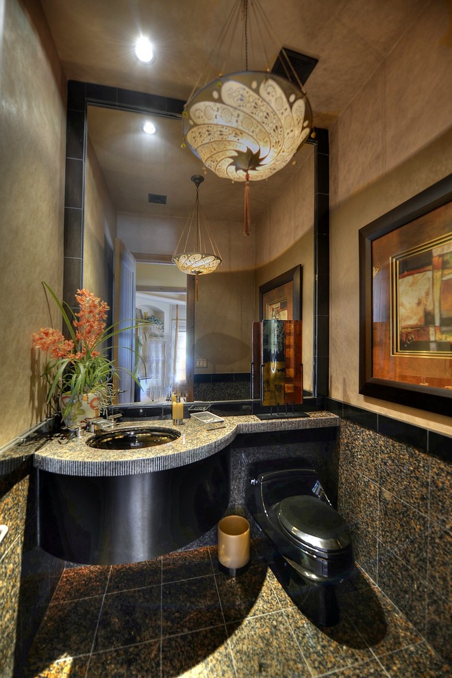 フェニックスにある小さなトランジショナルスタイルのおしゃれな浴室 (壁掛け式トイレ、アンダーカウンター洗面器) の写真