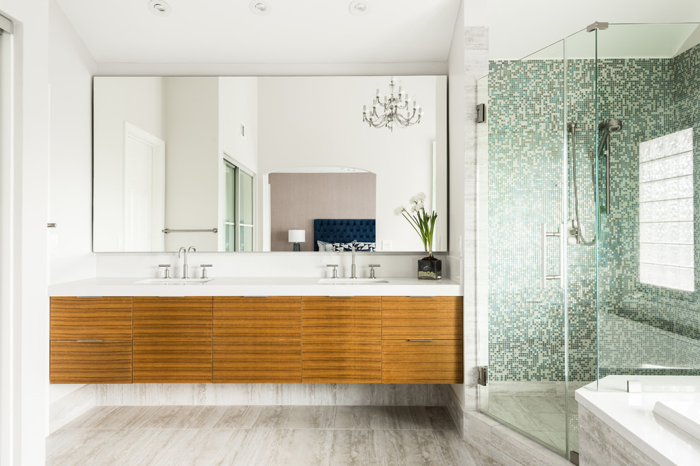 На фото: главная ванная комната среднего размера: освещение в стиле неоклассика (современная классика) с плоскими фасадами, светлыми деревянными фасадами, накладной ванной, угловым душем, зеленой плиткой, плиткой мозаикой, белыми стенами и врезной раковиной с
