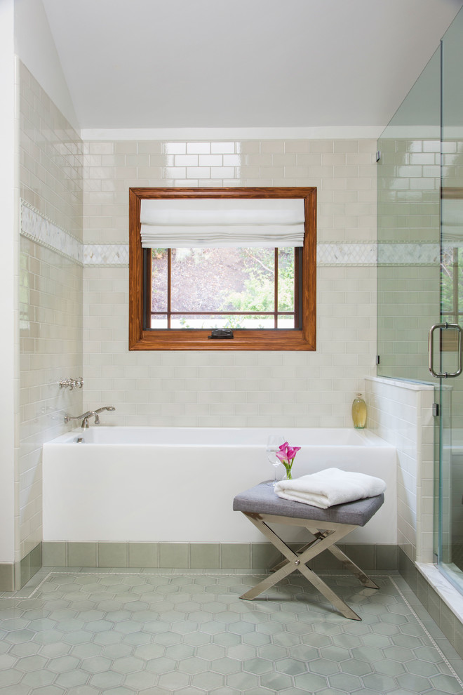 Стильный дизайн: главная ванная комната в стиле неоклассика (современная классика) с ванной в нише, угловым душем и полом из керамической плитки - последний тренд