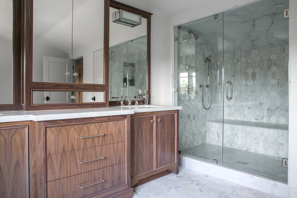 Свежая идея для дизайна: ванная комната в стиле неоклассика (современная классика) с врезной раковиной, фасадами цвета дерева среднего тона, душем в нише, белыми стенами и плоскими фасадами - отличное фото интерьера