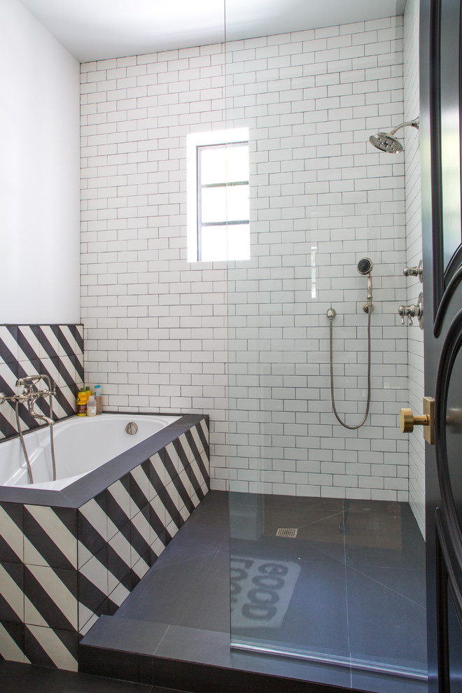 Источник вдохновения для домашнего уюта: ванная комната в стиле неоклассика (современная классика) с полновстраиваемой ванной, открытым душем, черно-белой плиткой, белой плиткой, плиткой кабанчик, белыми стенами, открытым душем и окном