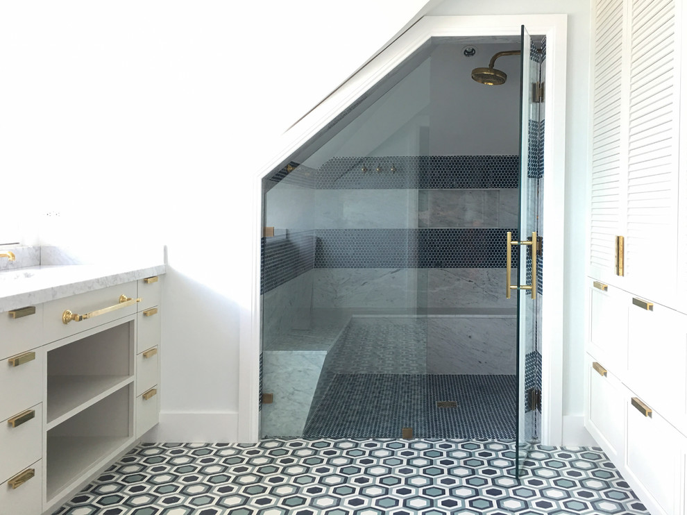Пример оригинального дизайна: ванная комната в стиле неоклассика (современная классика) с плоскими фасадами, белыми фасадами, угловым душем, синей плиткой, белой плиткой, белыми стенами и душем с распашными дверями