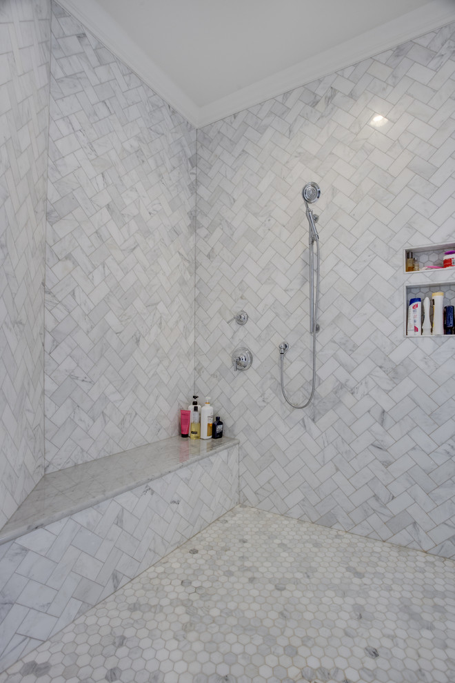Diseño de cuarto de baño principal clásico renovado grande con armarios con paneles lisos, baldosas y/o azulejos grises y encimera de mármol