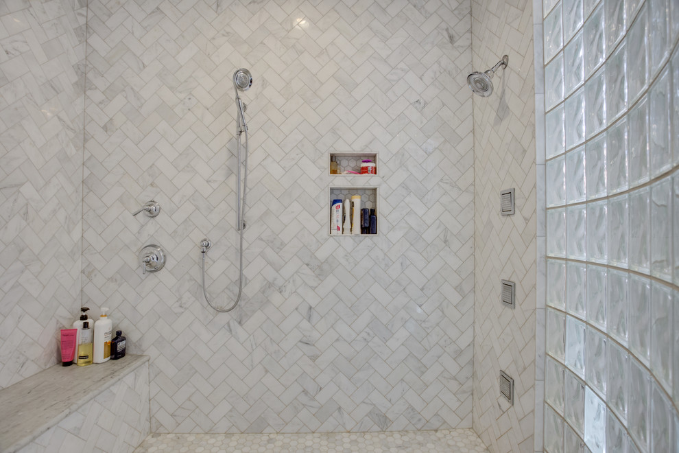 Réalisation d'une grande salle de bain principale tradition avec un placard à porte plane, un carrelage gris et un plan de toilette en marbre.