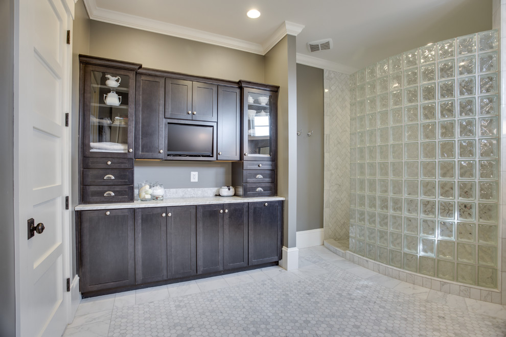 Immagine di una grande stanza da bagno padronale classica con ante lisce, piastrelle grigie e top in marmo