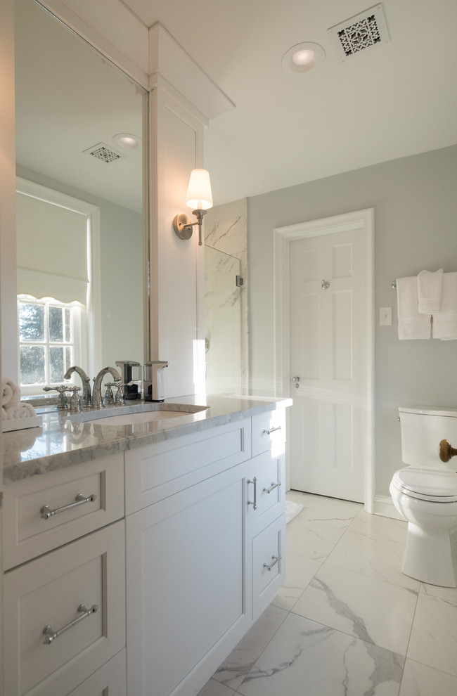 Exempel på ett litet klassiskt badrum, med skåp i shakerstil, vita skåp, ett undermonterad handfat och marmorbänkskiva