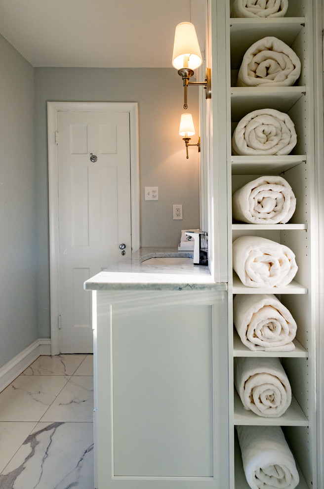 Modelo de cuarto de baño tradicional renovado pequeño con armarios estilo shaker, puertas de armario blancas, lavabo bajoencimera y encimera de mármol