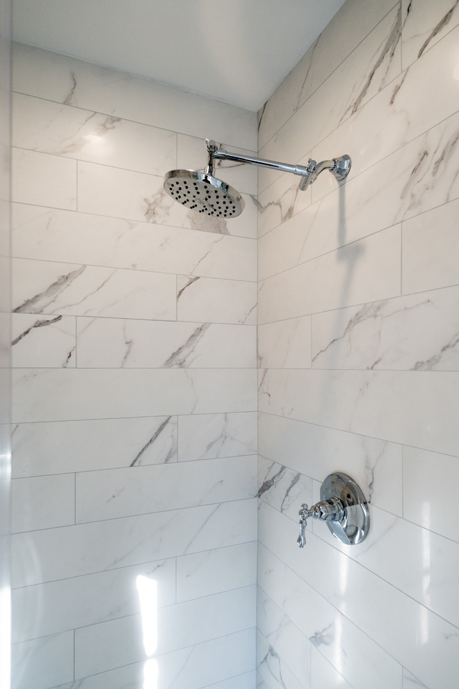Ispirazione per una piccola stanza da bagno chic con ante in stile shaker, ante bianche, lavabo sottopiano e top in marmo