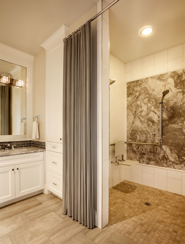 Imagen de cuarto de baño clásico renovado con armarios con paneles empotrados, puertas de armario blancas, ducha abierta, baldosas y/o azulejos blancos, paredes beige, suelo beige, ducha con cortina y encimeras grises
