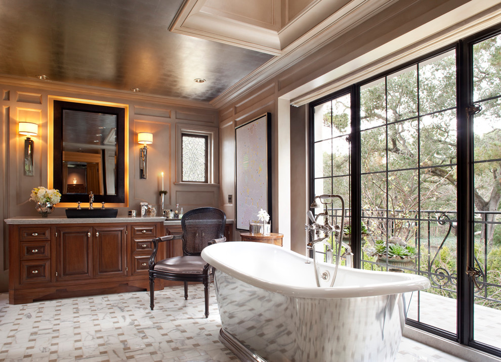 Стильный дизайн: ванная комната в стиле неоклассика (современная классика) с фасадами с выступающей филенкой, фасадами цвета дерева среднего тона и отдельно стоящей ванной - последний тренд