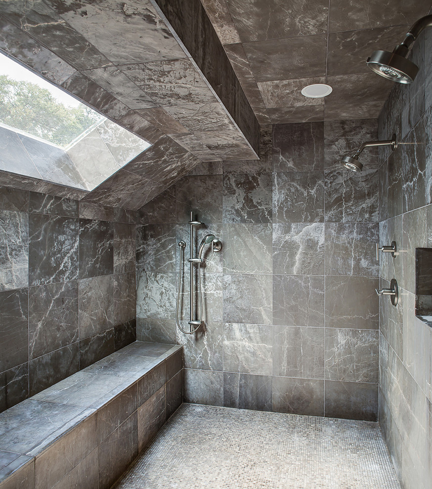 Imagen de cuarto de baño tradicional renovado con ducha doble, baldosas y/o azulejos grises, suelo gris y ventanas