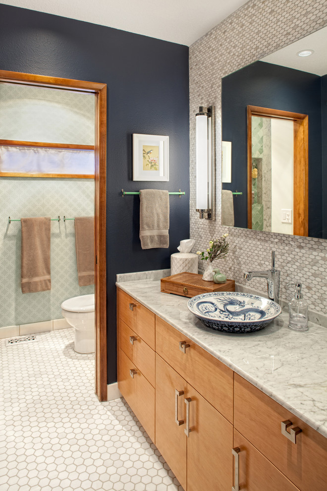 Cette image montre une salle de bain traditionnelle avec mosaïque et une vasque.