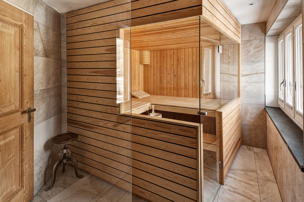 Ispirazione per una sauna tradizionale con piastrelle beige e pareti beige